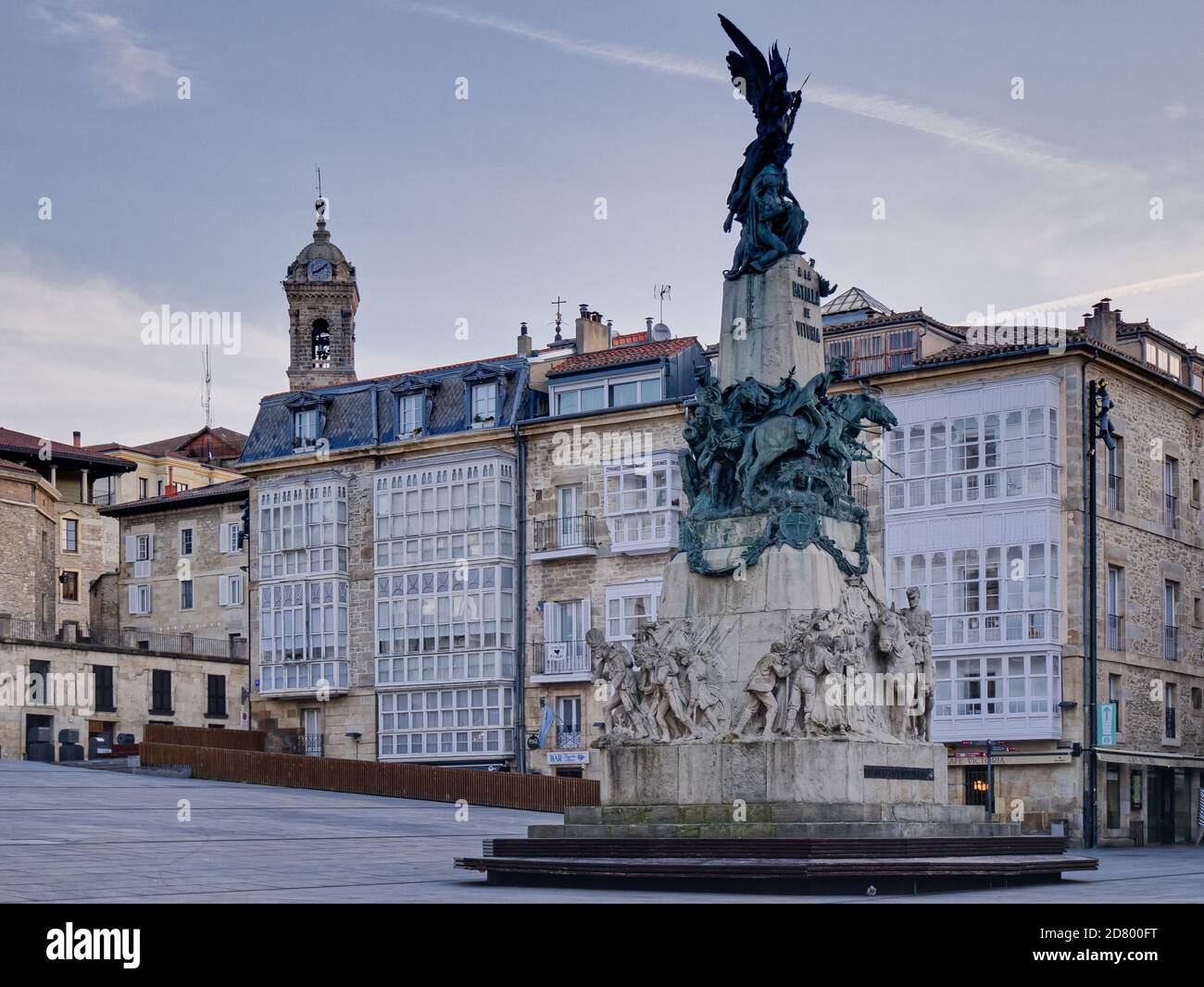 Vide Plaza Virgen Blanca Square au lever du soleil. Vitoria-Gasteiz, pays basque, Espagne Banque D'Images