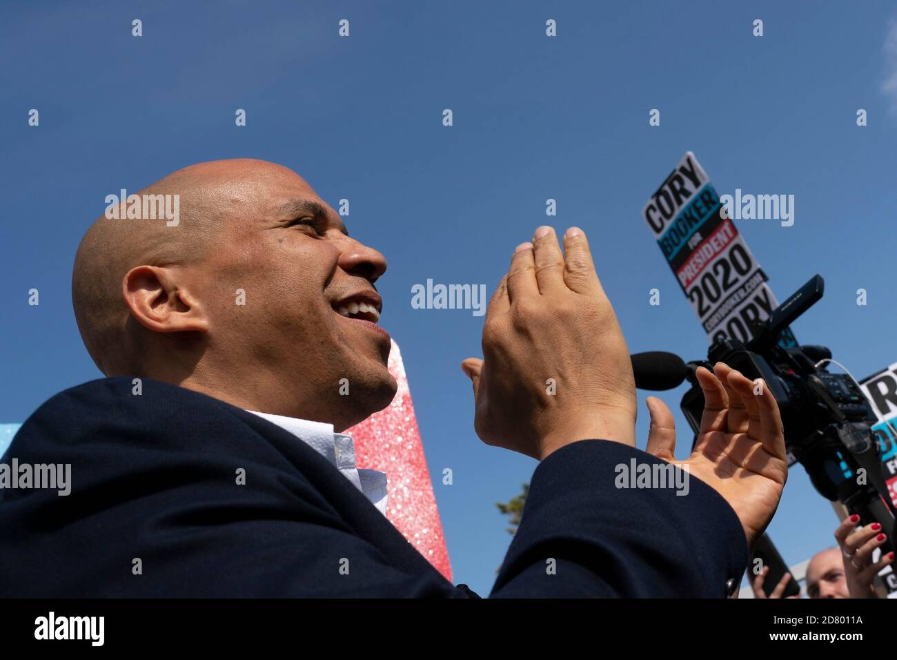 2020 le sénateur démocrate à espoir présidentiel Cory Booker, un démocrate du New Jersey, accueille ses partisans lorsqu'il arrive à un rassemblement à l'extérieur du bâtiment où le dîner de l'aile Ding aura lieu le 9 août 2019 à Clear Lake, Iowa. Le dîner est devenu un incontournable pour les espoirs présidentiels démocrates devant le caucus de l'Iowa. Crédit : Alex Edelman/l'accès photo Banque D'Images