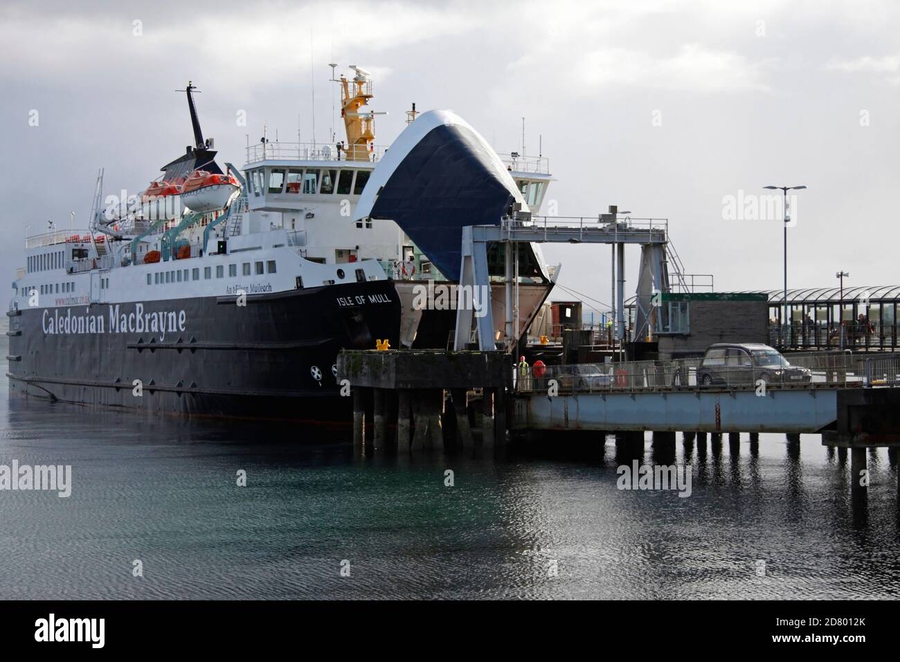 Caledonian MacBrayne Ferry débarquant des voitures à Craigpure, île de Mull, Écosse. Banque D'Images