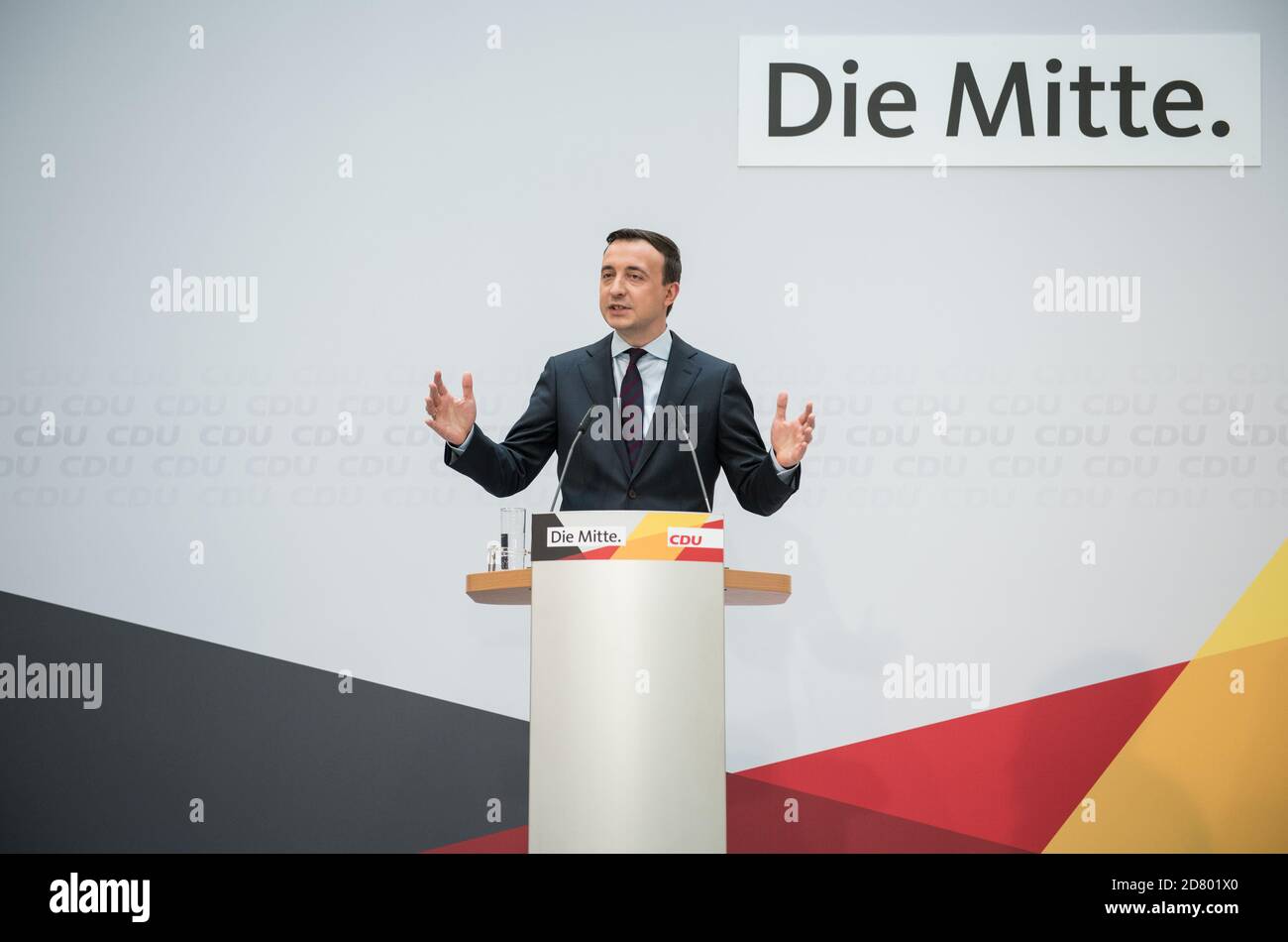Paul Ziemiak, secrétaire général du parti conservateur de l'Union chrétienne-démocrate (CDU), tient une conférence de presse à Berlin, en Allemagne, le 26 octobre 2020. Stefanie Loos/Pool via REUTERS Banque D'Images