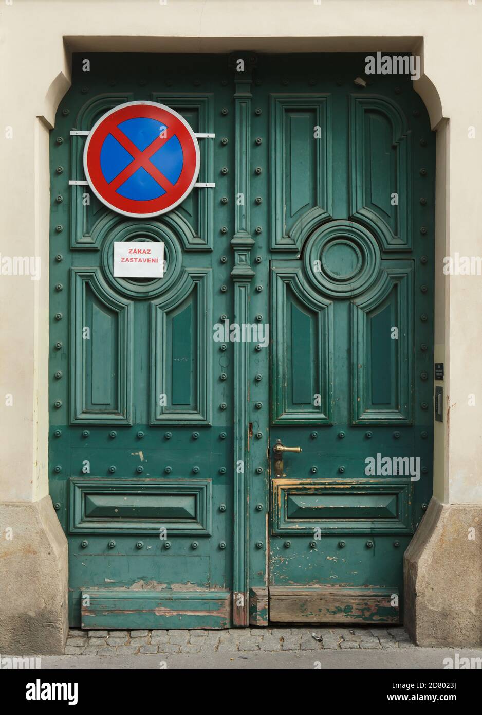 Aucun panneau d'arrêt n'est placé sur la porte verte en bois d'époque de la  place Charles (Karlovo náměstí) à Nové Město (Nouvelle-ville) à Prague, en  République tchèque. Le texte en langue tchèque