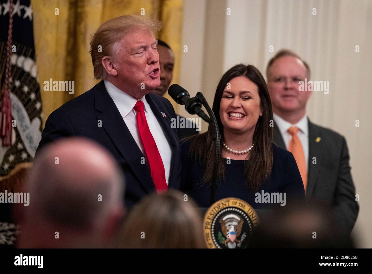 Le président américain Donald Trump s'exprime alors qu'il embrasse la secrétaire de presse sortante à la Maison-Blanche Sarah Huckabee Sanders en tant que discours sur la réforme pénitentiaire dans la salle est de la Maison-Blanche à Washington, D.C., le 13 juin 2019. Sanders a annoncé aujourd'hui qu'elle quittera la Maison Blanche à la fin du mois. Crédit : Alex Edelman/l'accès photo Banque D'Images