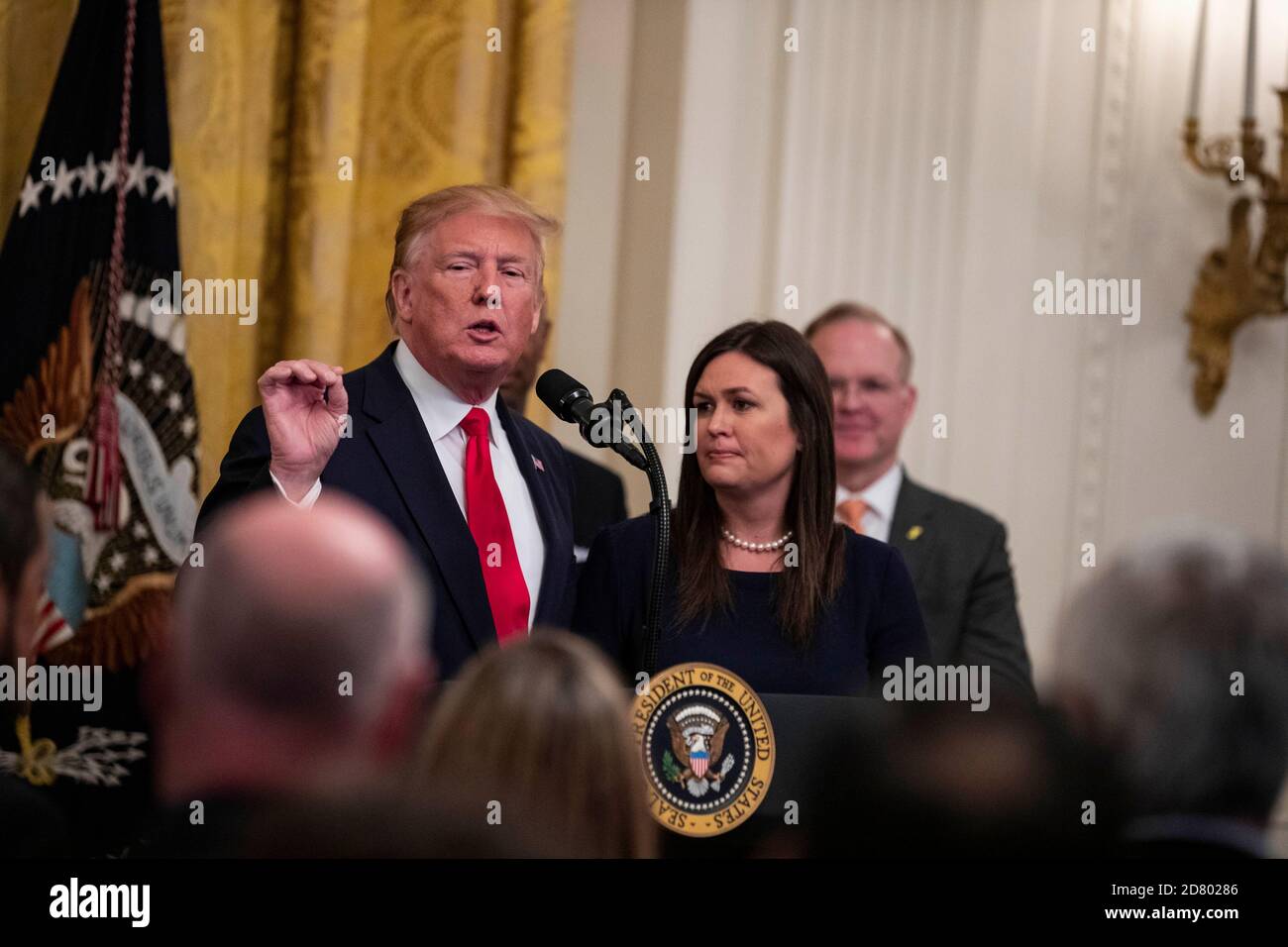 Le président américain Donald Trump s'exprime alors qu'il embrasse la secrétaire de presse sortante à la Maison-Blanche Sarah Huckabee Sanders en tant que discours sur la réforme pénitentiaire dans la salle est de la Maison-Blanche à Washington, D.C., le 13 juin 2019. Sanders a annoncé aujourd'hui qu'elle quittera la Maison Blanche à la fin du mois. Crédit : Alex Edelman/l'accès photo Banque D'Images