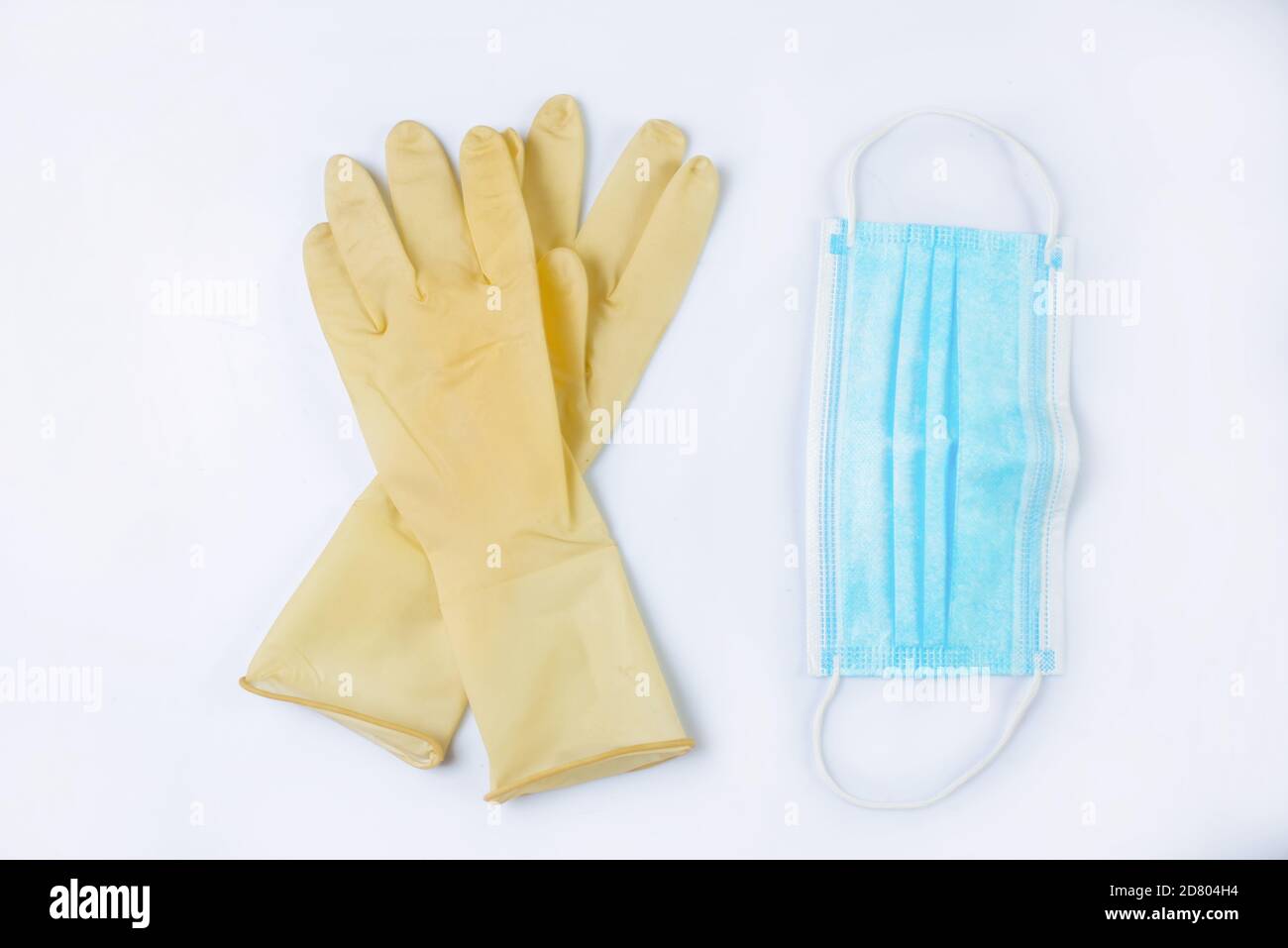 Les gants chirurgicaux et les masques chirurgicaux sont isolés sur un blanc arrière-plan Banque D'Images