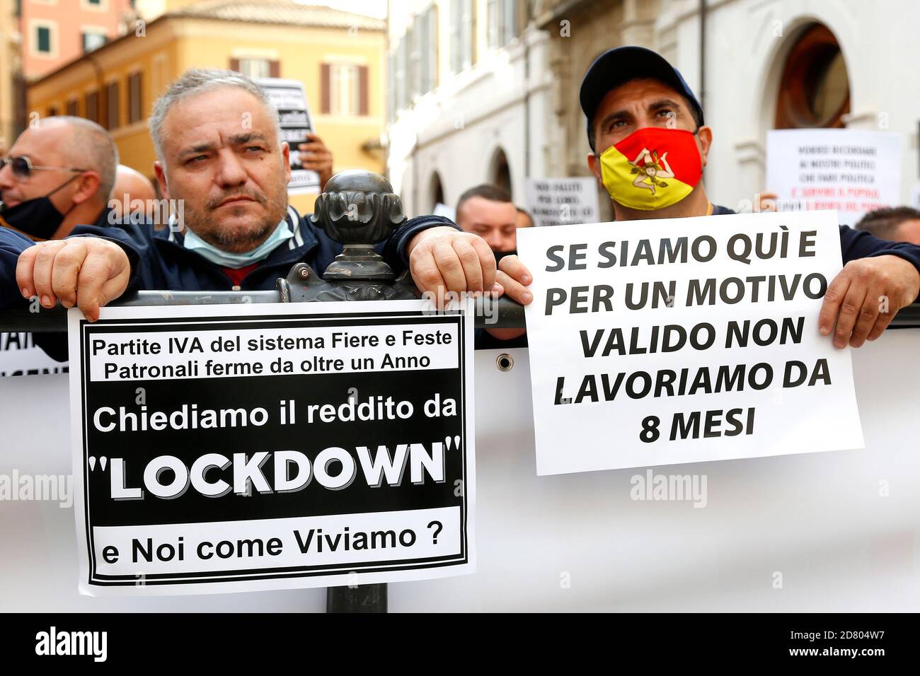 Rome, Italie. 26 octobre 2020. Démonstration des travailleurs et des détenteurs de TVA nombre de foires et de festivals patronaux. Les travailleurs, qui ont été sans travail pendant 8 mois, se sont rassemblés ce matin sur la place Montecitorio équipée de panneaux, pour demander au gouvernement des prestations de chômage et menaçant de renoncer à leurs permis. Rome (Italie), 26 octobre 2020 crédit: Insidefoto srl/Alay Live News Banque D'Images