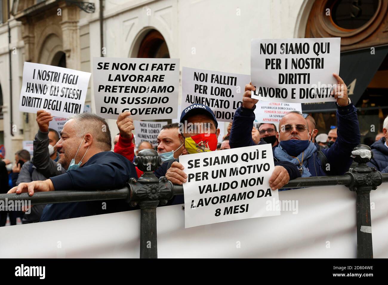 Rome, Italie. 26 octobre 2020. Démonstration des travailleurs et des détenteurs de TVA nombre de foires et de festivals patronaux. Les travailleurs, qui ont été sans travail pendant 8 mois, se sont rassemblés ce matin sur la place Montecitorio équipée de panneaux, pour demander au gouvernement des prestations de chômage et menaçant de renoncer à leurs permis. Rome (Italie), 26 octobre 2020 crédit: Insidefoto srl/Alay Live News Banque D'Images