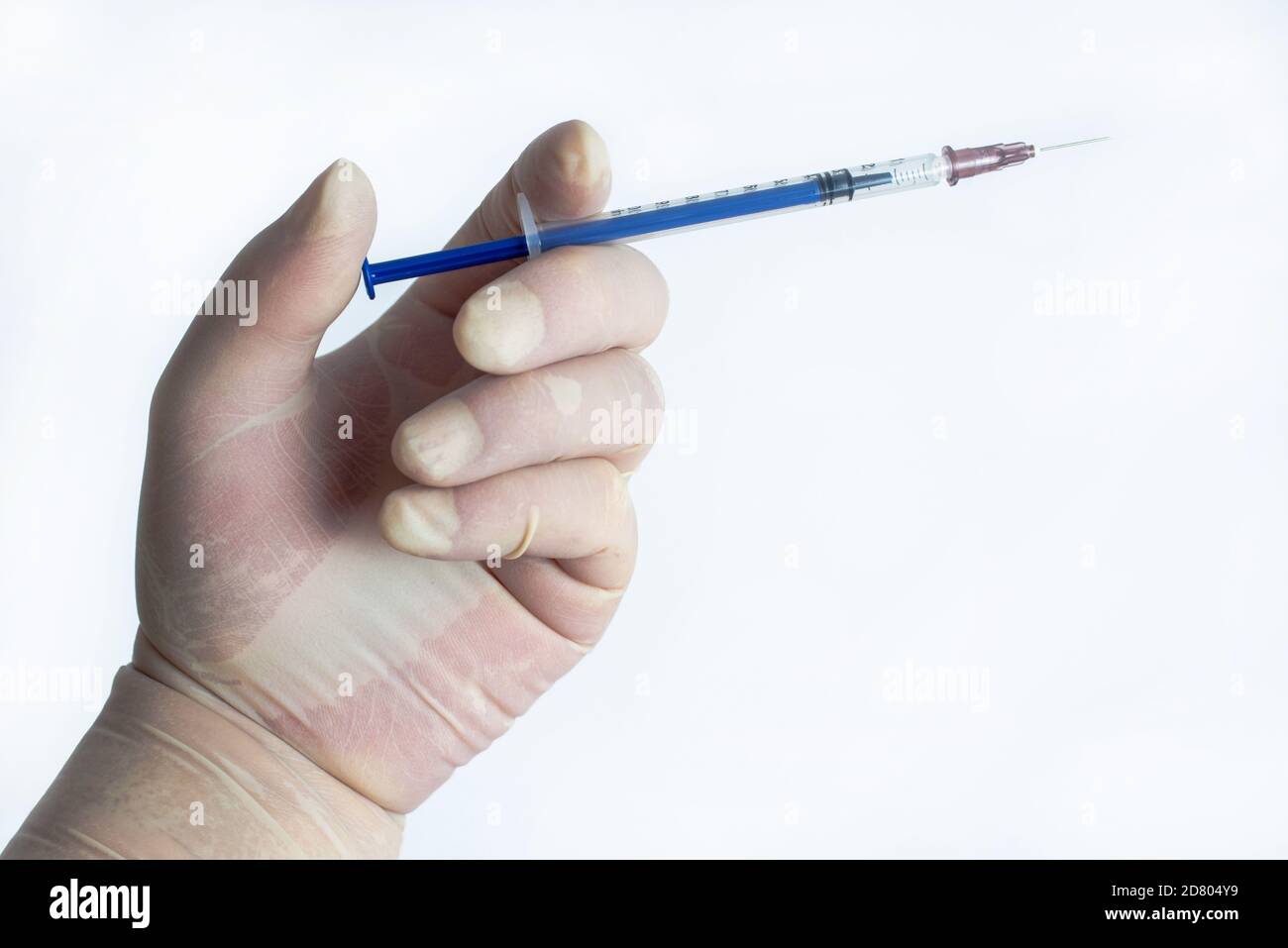 Dans la main des gants en caoutchouc tenir une seringue Banque D'Images