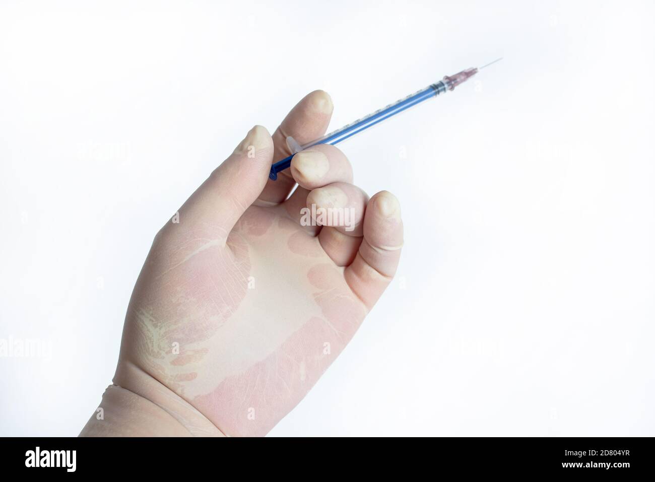 Dans la main des gants en caoutchouc tenir une seringue Banque D'Images