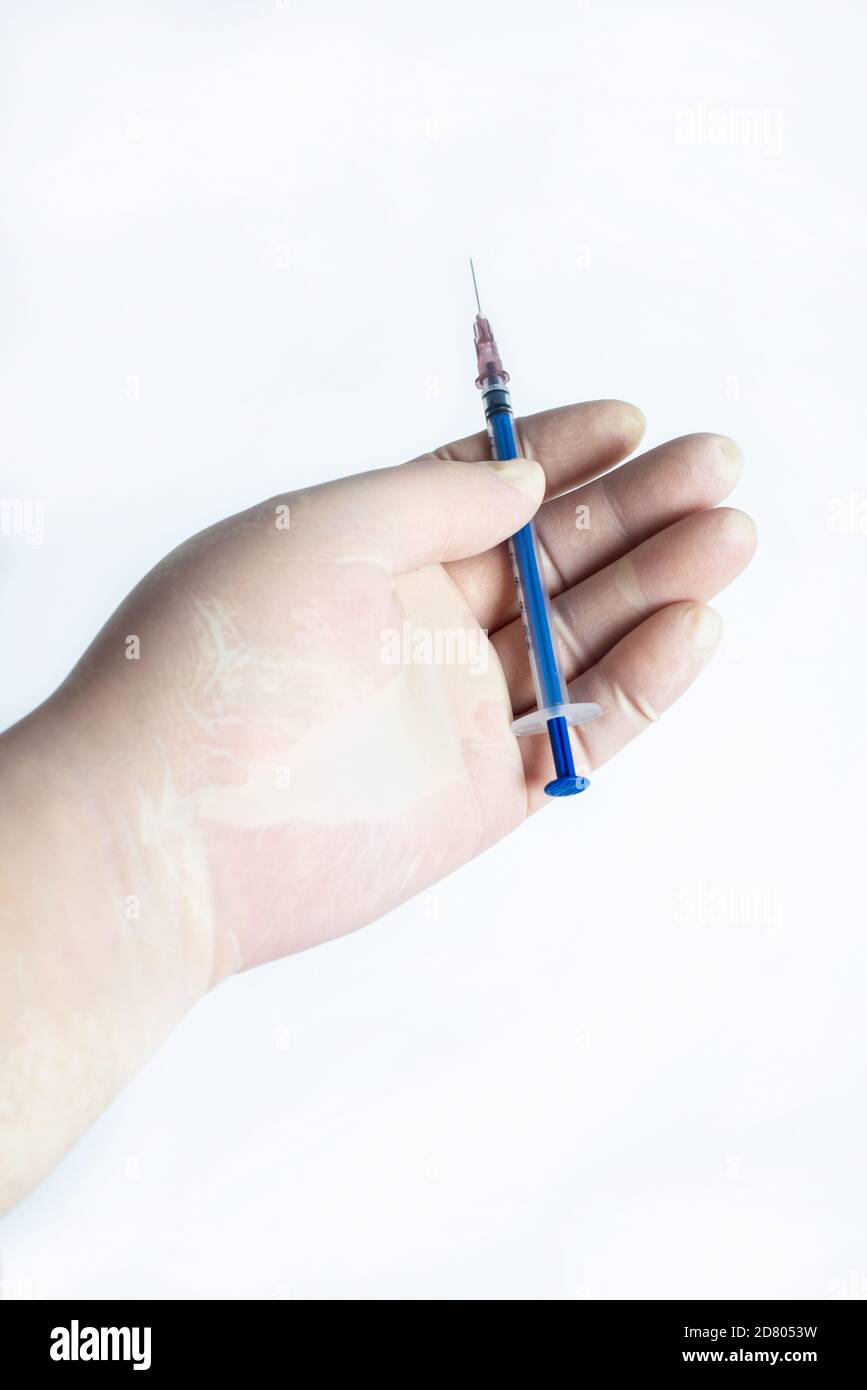 Dans la main des gants en caoutchouc tenir une seringue Banque D'Images