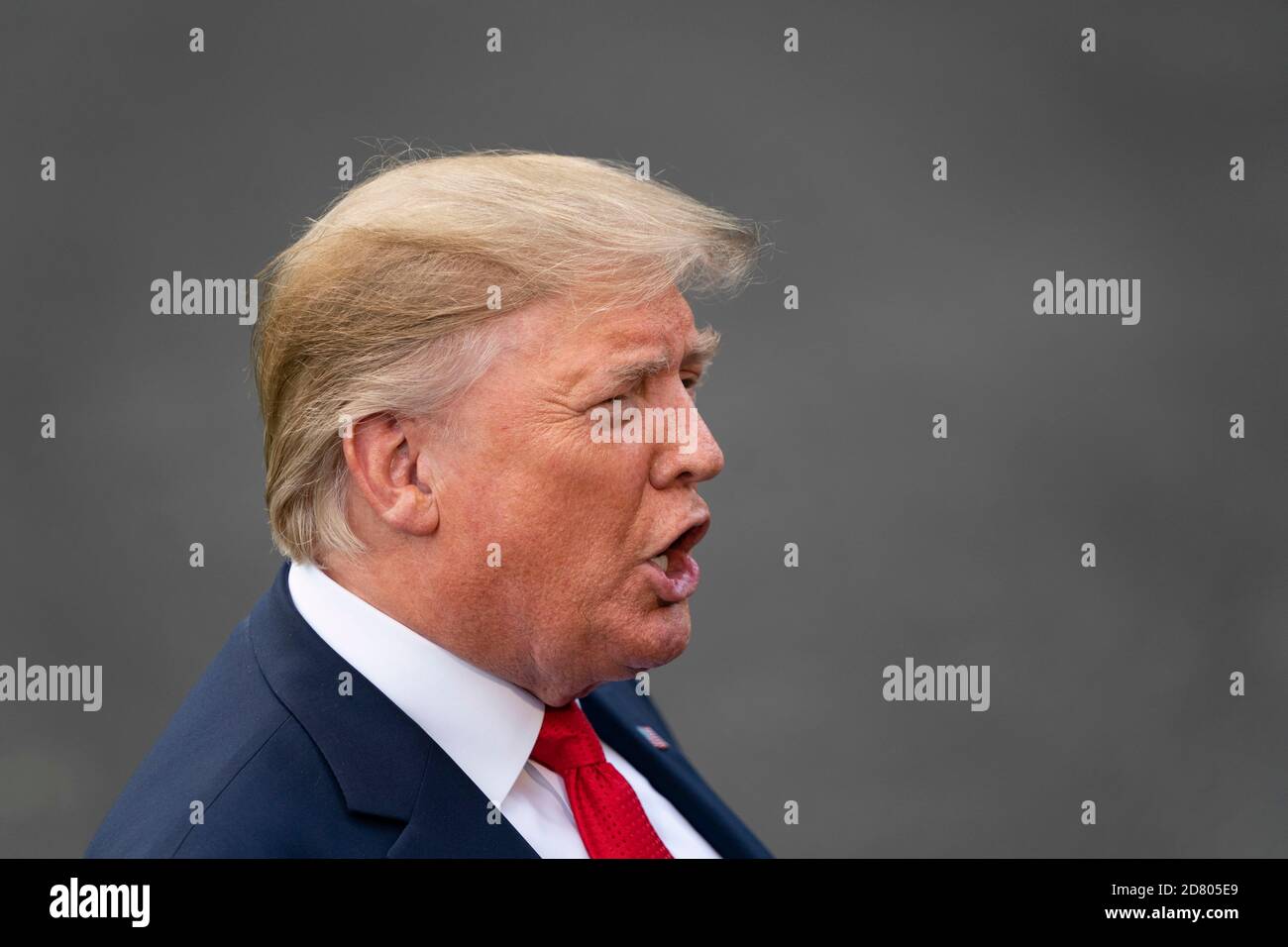 Le président américain Donald Trump fait des gestes tout en parlant aux membres des médias avant d'embarquer à bord de Marine One sur la pelouse sud de la Maison Blanche à Washington, D.C., aux États-Unis, le mercredi 24 juillet 2019. Trump se rendra en Virginie-Occidentale pour une levée de fonds avant de revenir à la Maison Blanche ce soir. Crédit : Alex Edelman/l'accès photo Banque D'Images