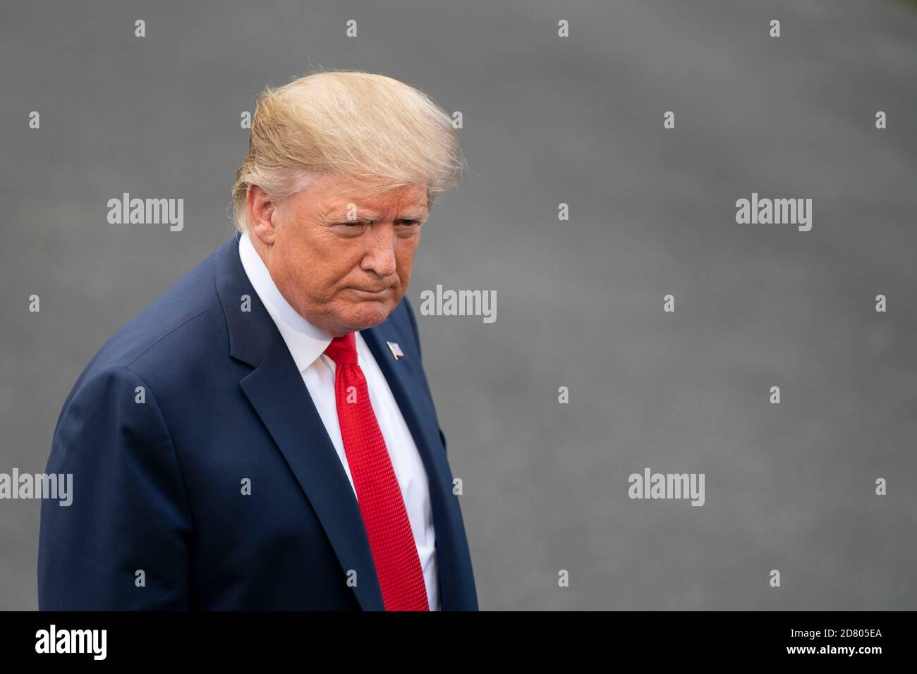 Le président américain Donald Trump fait des gestes tout en parlant aux membres des médias avant d'embarquer à bord de Marine One sur la pelouse sud de la Maison Blanche à Washington, D.C., aux États-Unis, le mercredi 24 juillet 2019. Trump se rendra en Virginie-Occidentale pour une levée de fonds avant de revenir à la Maison Blanche ce soir. Crédit : Alex Edelman/l'accès photo Banque D'Images