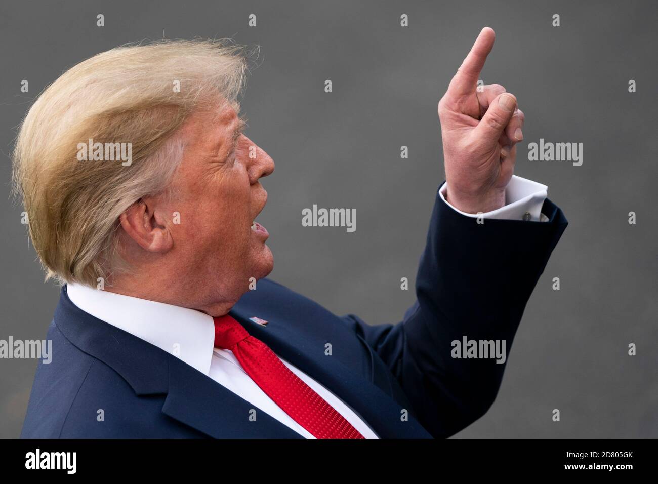 Le président américain Donald Trump fait des gestes tout en parlant aux membres des médias avant d'embarquer à bord de Marine One sur la pelouse sud de la Maison Blanche à Washington, D.C., aux États-Unis, le mercredi 24 juillet 2019. Trump se rendra en Virginie-Occidentale pour une levée de fonds avant de revenir à la Maison Blanche ce soir. Crédit : Alex Edelman/l'accès photo Banque D'Images