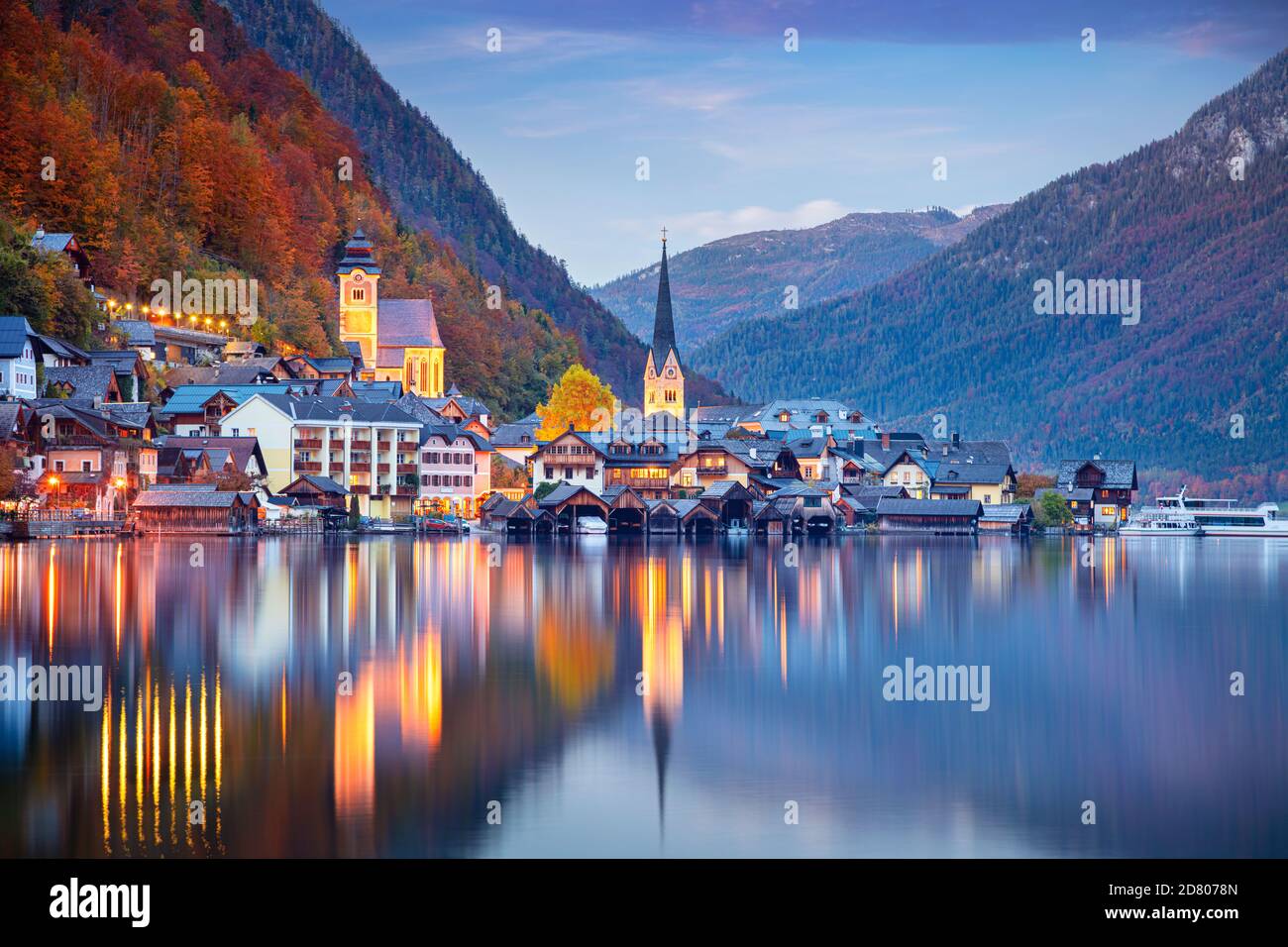 Hallstatt, Autriche. Image de paysage urbain de l'emblématique village alpin Hallstatt au coucher du soleil d'automne. Banque D'Images