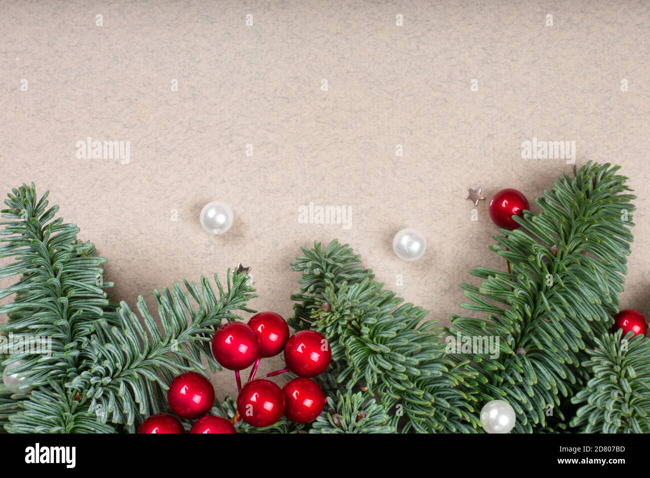 Sapin de noël traditionnel vert boules de sapin noble baies et petites cadre de bordure de décor sur papier artisanal espace de copie pour texte Banque D'Images