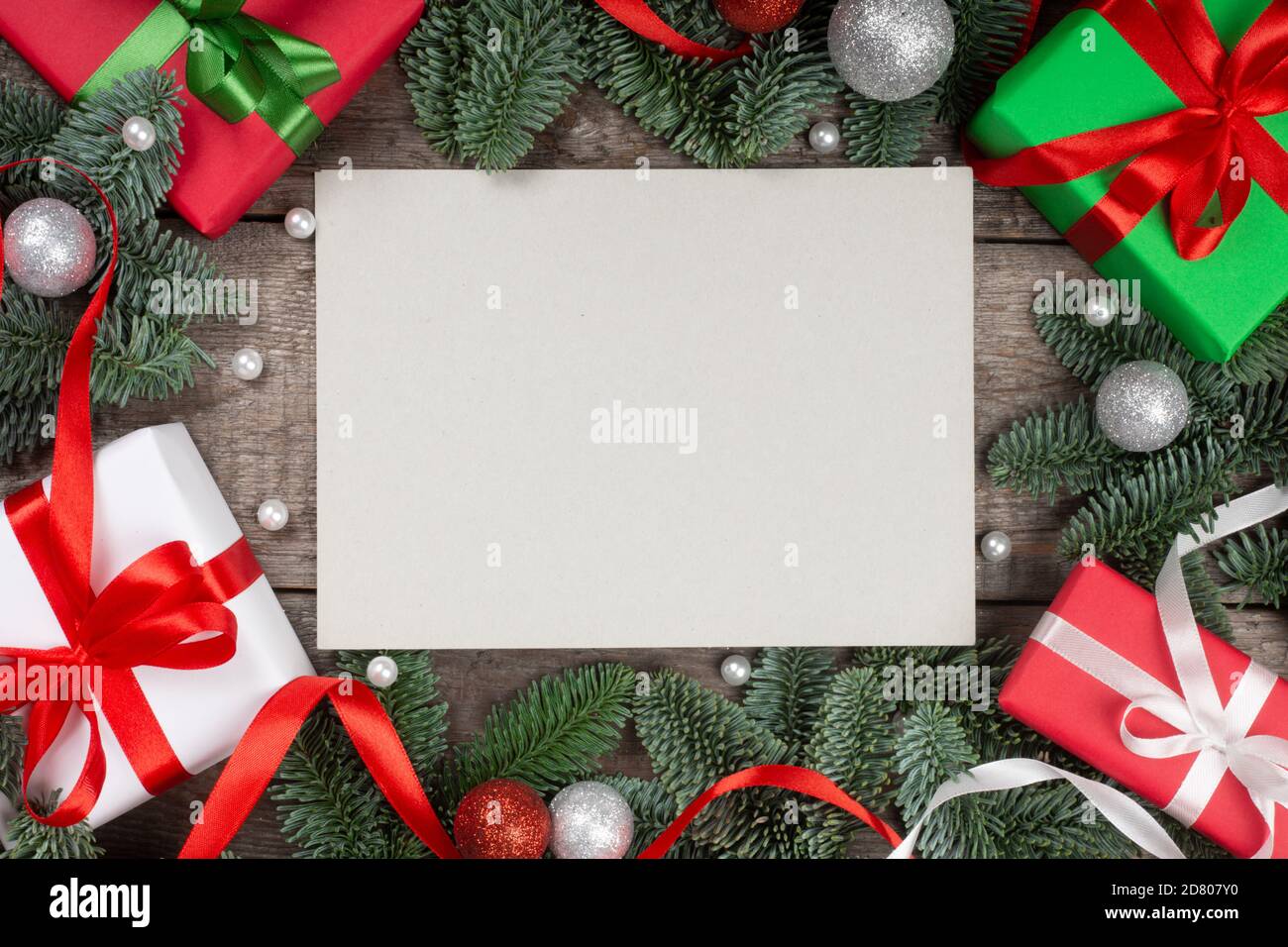 Composition de fond de Noël ou de nouvel an faite de décorations de Noël et branches de sapin et cadeaux avec espace de copie pour texte sur la carte Banque D'Images