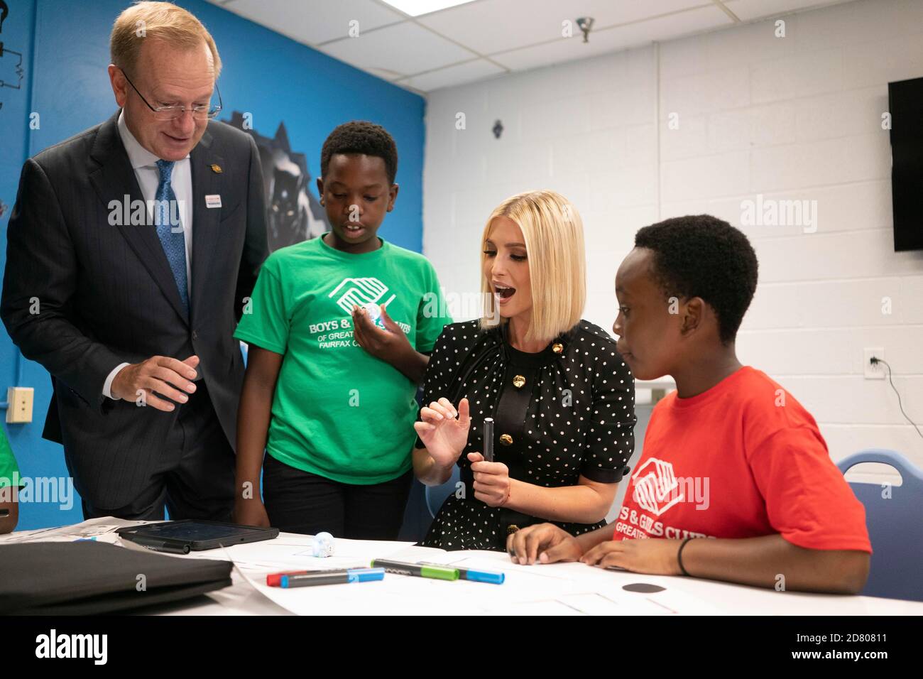 Le conseiller du président Ivanka Trump rencontre les membres du club local des garçons et filles lors d'une visite scolaire avant une réunion du conseil consultatif sur la politique de main-d'œuvre américaine au Boys & Girls Clubs of Greater Washington, Washington, D.C., aux États-Unis, le mercredi 19 septembre 2019. Crédit : Alex Edelman/l'accès photo Banque D'Images