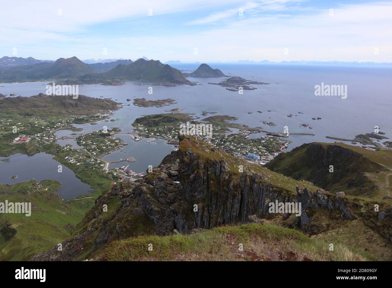 Norvège - juin 20 2019: Vue de la montagne Nonstiden sur le village de  Ballstad Photo Stock - Alamy
