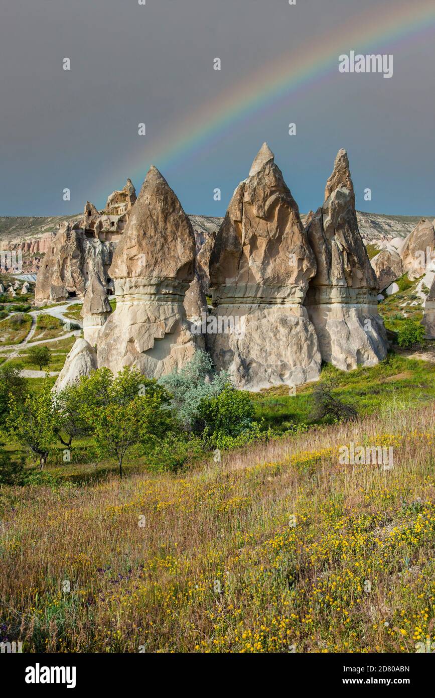 Arc-en-ciel sur la fée Chimneys formation rocheuse, Goreme, Cappadoce, Turquie Banque D'Images