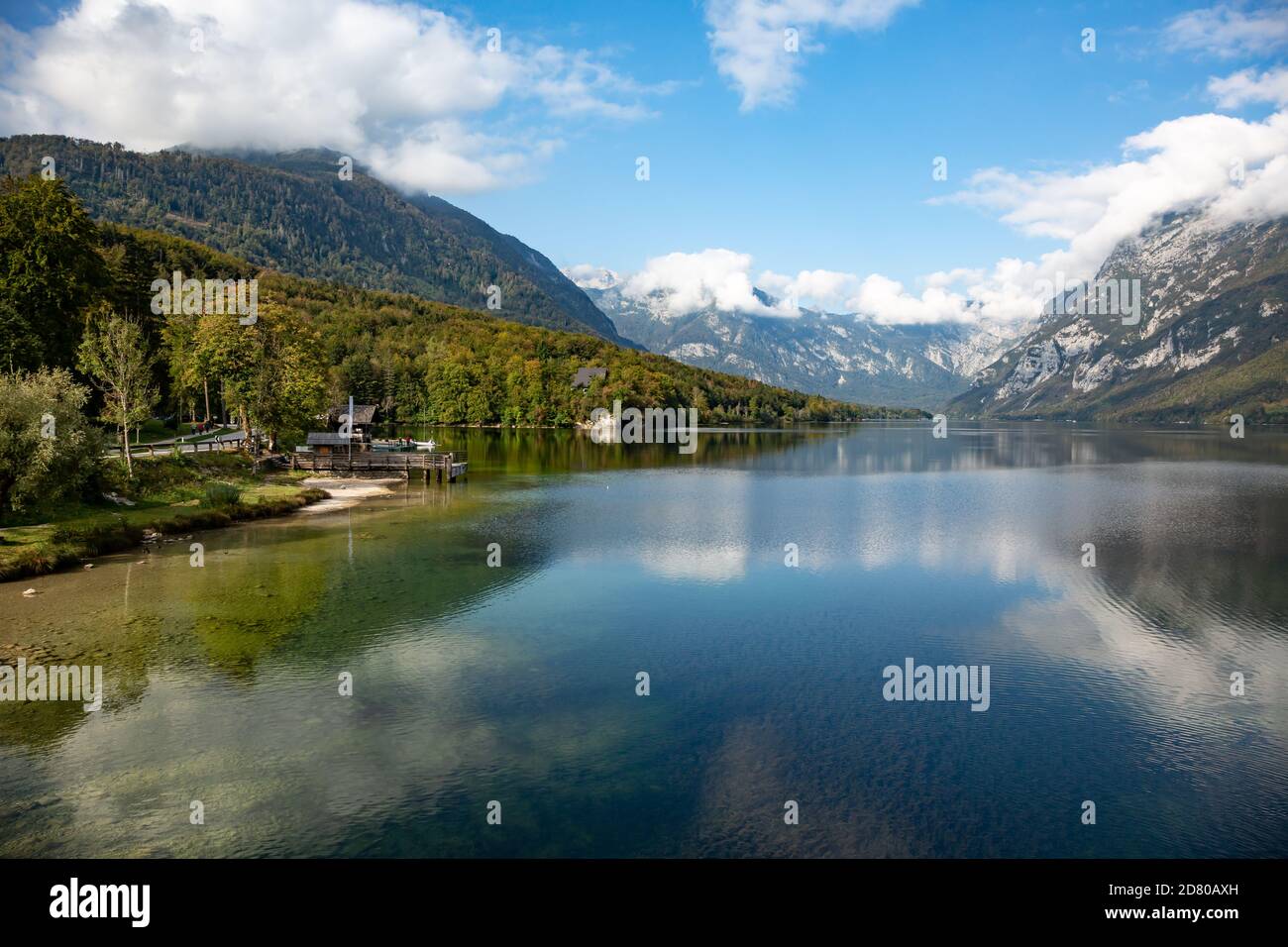 Vue sur le lac Bohinjsko jezero aka Bohinj depuis le pont Ribcev Laz, Slovénie Banque D'Images