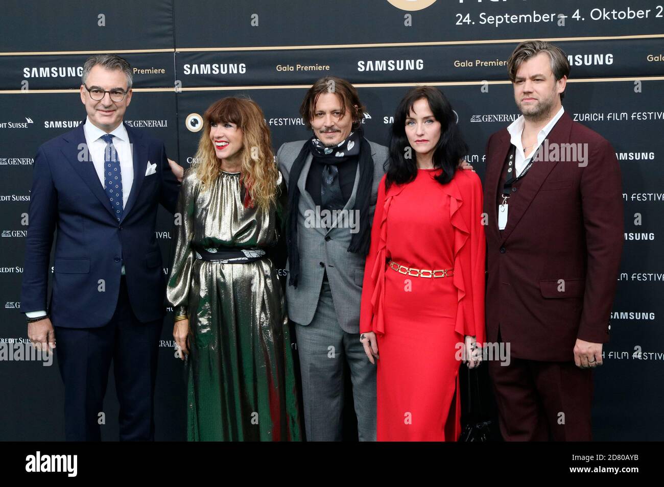 Christian Jungen, Victoria Mary Clarke, Johnny Depp, Gina Deuters et Stephen Deuters assistent à la première de 'Crock of Gold: A quelques tours avec Shane McGowan' lors du 16e Festival du film de Zurich à Kino Corso le 02 octobre 2020 à Zurich, en Suisse. Banque D'Images