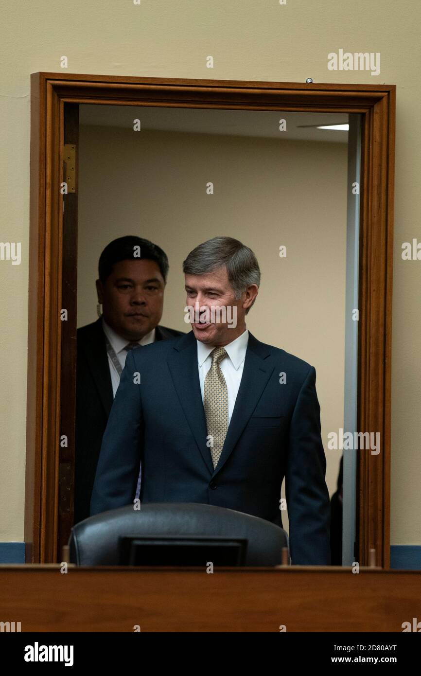 Joseph Maguire, directeur par intérim du renseignement national, arrive à une audience de la Commission du renseignement de la Chambre à Washington, D.C., aux États-Unis, le jeudi 26 septembre 2019. Maguire, qui a retardé le dépôt d'une plainte de dénonciateurs au Congrès à l'égard du président Donald Trump, témoignera de la plainte qui détaille la demande de Trump que le président de l'Ukraine enquête sur l'ancien vice-président Joe Biden et son fils Hunter. Crédit : Alex Edelman/l'accès photo Banque D'Images