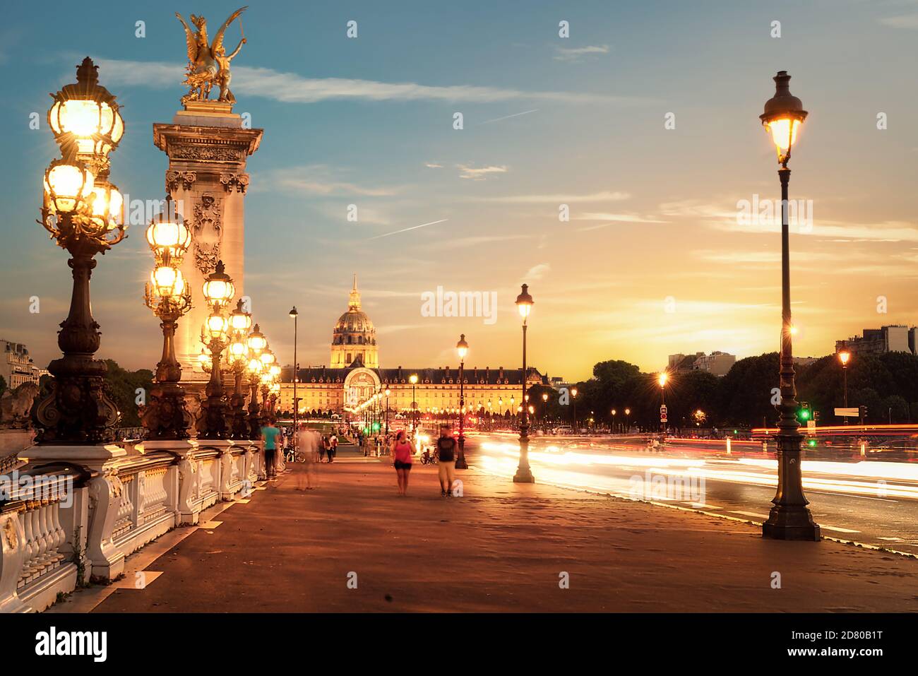 Vue sur les invalides du pont Alexandre III à Paris au coucher du soleil, France Banque D'Images