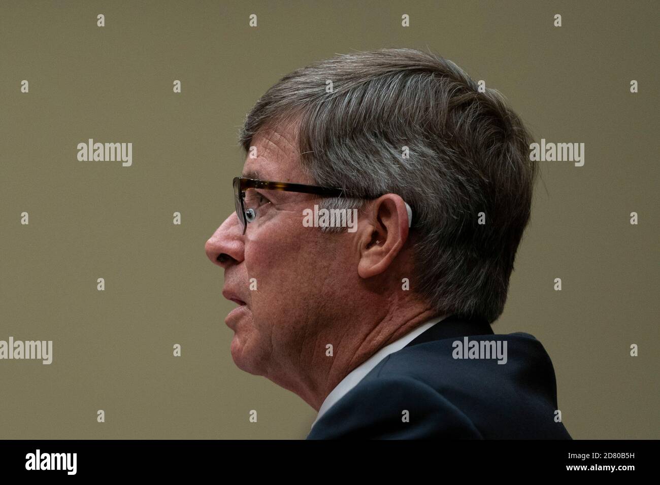 Joseph Maguire, directeur par intérim du renseignement national, témoigne lors d'une audience du Comité du renseignement de la Chambre à Washington, D.C., aux États-Unis, le jeudi 26 septembre 2019. Maguire, qui a retardé le dépôt d'une plainte de dénonciateurs au Congrès à l'égard du président Donald Trump, témoignera de la plainte qui détaille la demande de Trump que le président de l'Ukraine enquête sur l'ancien vice-président Joe Biden et son fils Hunter. Crédit : Alex Edelman/l'accès photo Banque D'Images