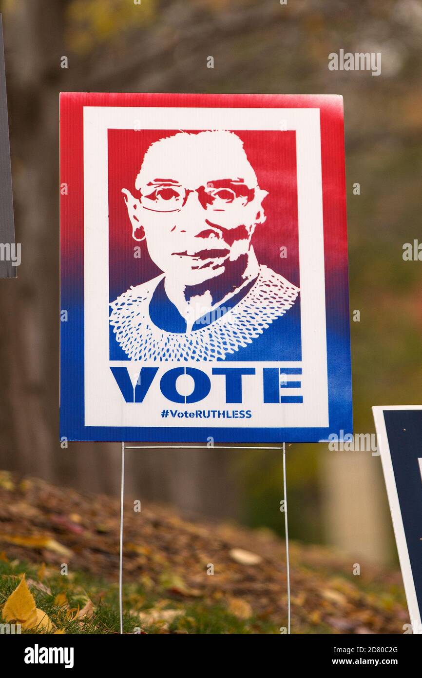 Panneau de cour avec un portrait du juge Ruth de la Cour suprême Bader Ginsburg avec les mots vote et #VoteRUTHLESS Banque D'Images