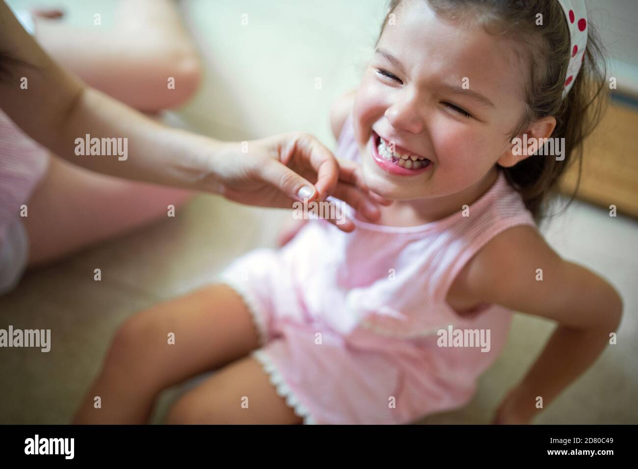 Pleurer Une Petite Fille Avec Une Mere Meconnue A L Interieur Perdre La Dent De Bebe Photo Stock Alamy
