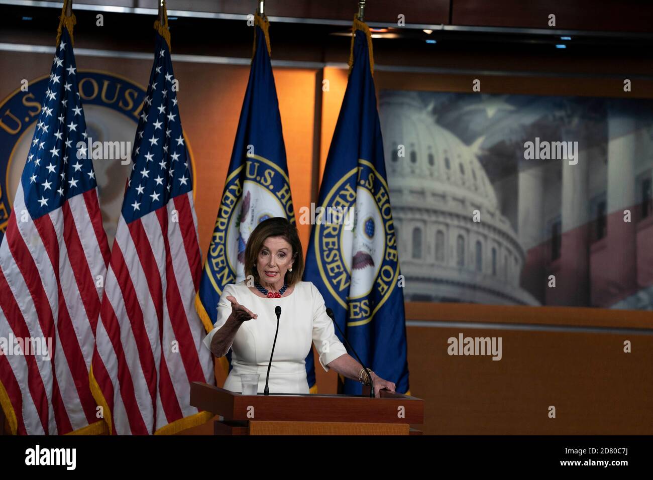 Nancy Pelosi, Présidente de la Chambre des États-Unis, démocrate de Californie, s'adresse aux médias lors de sa conférence de presse hebdomadaire à Washington, D.C., aux États-Unis, le jeudi 26 septembre 2019. Pelosi a réitéré les raisons pour lesquelles les Démocrates de la Chambre des représentants ont entamé le processus de destitution du président Donald Trump. Crédit : Alex Edelman/l'accès photo Banque D'Images