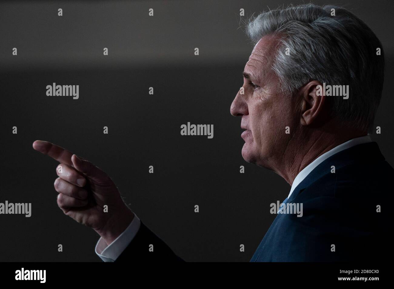 Le chef de la minorité de la Chambre des États-Unis, Kevin McCarthy, républicain de Californie, s'adresse aux médias lors de sa conférence de presse hebdomadaire à Washington, D.C., aux États-Unis, le jeudi 26 septembre 2019. McCarthy a déclaré que les Démocrates de la Chambre des représentants ont rendu le pays moins sûr après avoir commencé la procédure de destitution du président Donald Trump. Crédit : Alex Edelman/l'accès photo Banque D'Images