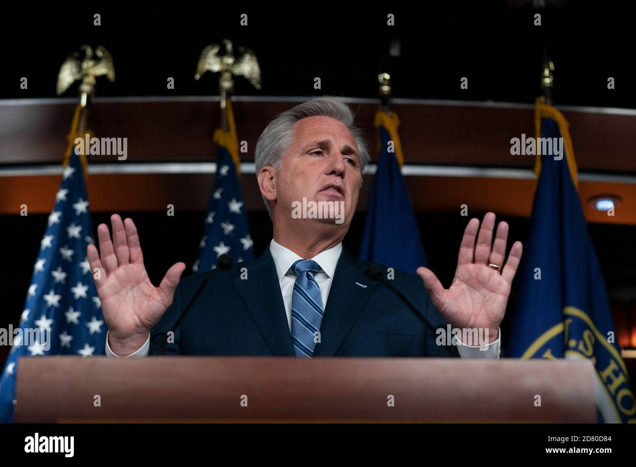 Le chef de la minorité de la Chambre des États-Unis, Kevin McCarthy, républicain de Californie, s'adresse aux médias lors de sa conférence de presse hebdomadaire à Washington, D.C., aux États-Unis, le jeudi 26 septembre 2019. McCarthy a déclaré que les Démocrates de la Chambre des représentants ont rendu le pays moins sûr après avoir commencé la procédure de destitution du président Donald Trump. Crédit : Alex Edelman/l'accès photo Banque D'Images