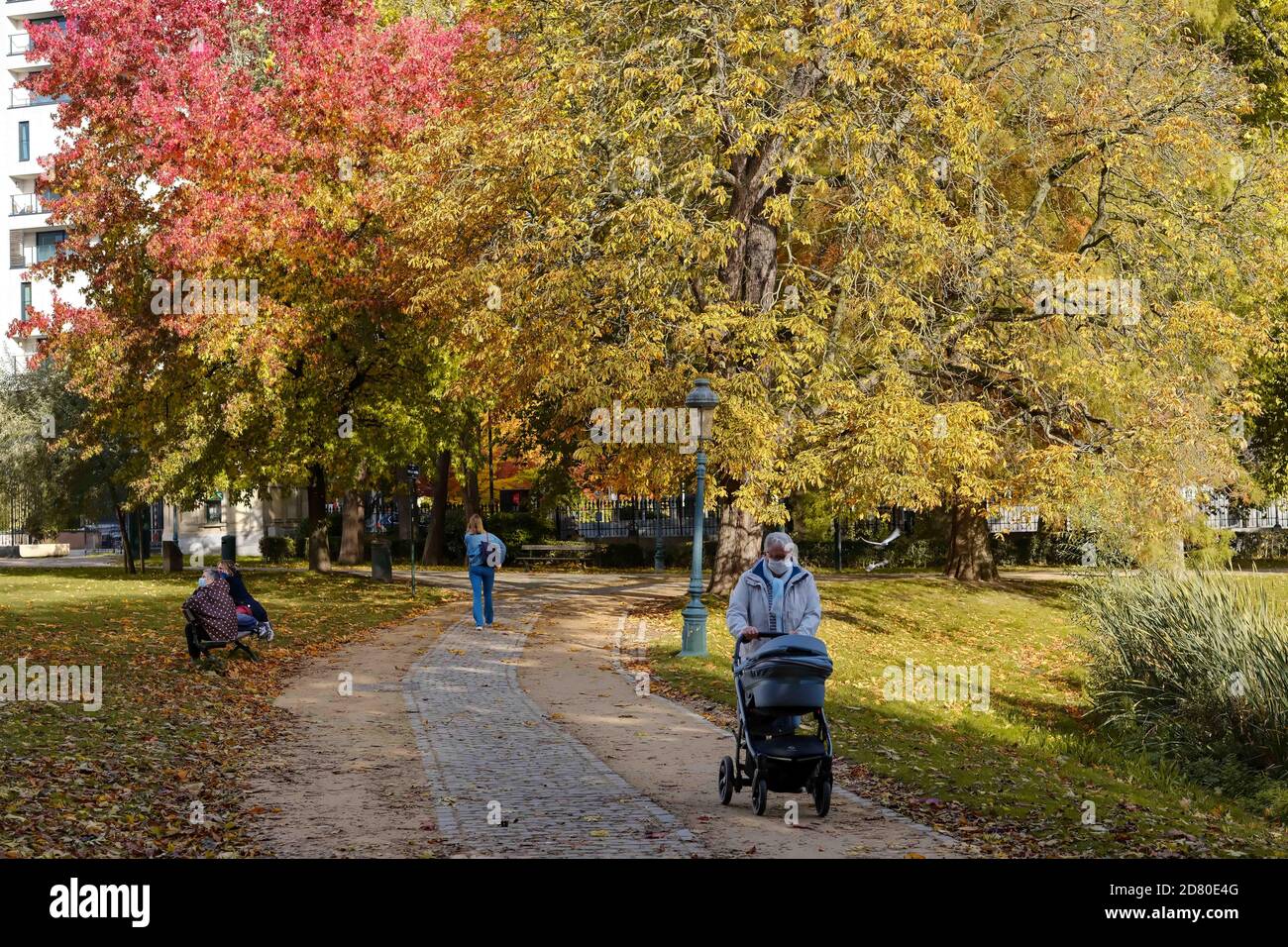 Bruxelles, Belgique. 26 octobre 2020. Les gens marchent au parc Leopold à Bruxelles, Belgique, 26 octobre 2020. Credit: Zhang Cheng/Xinhua/Alay Live News Banque D'Images