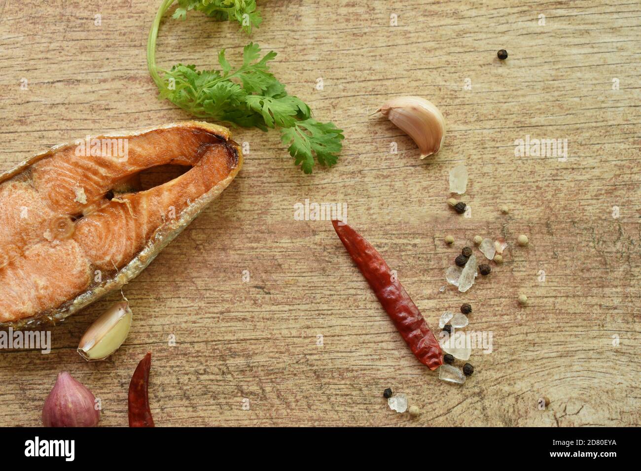 saumon grillé au sel et au poivre sur fond de bois Banque D'Images