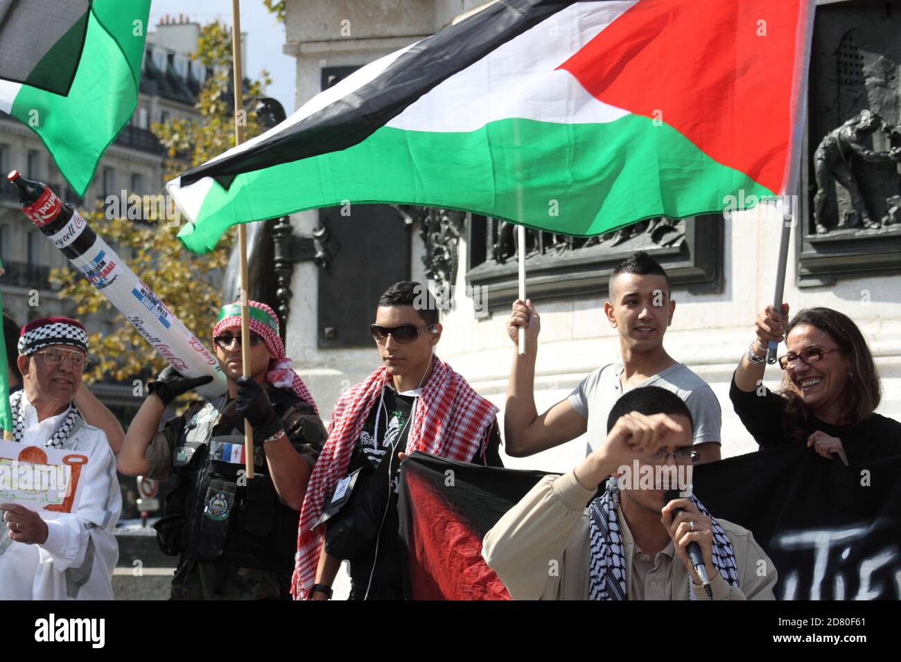 des-partisans-du-peuple-palestinien-se-sont-r-unis-sur-la-place-de-la