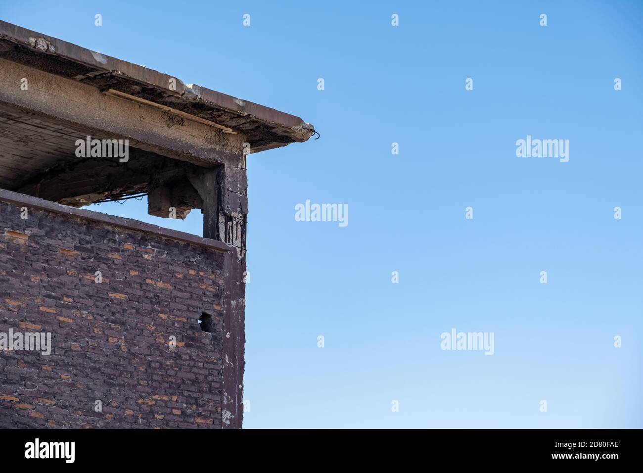 Partie de l'ancienne usine d'engrais abandonné brique et pierre bâtiment façade ruines à Drapetsona Pirée Grèce, ciel bleu, jour ensoleillé. Historique industriel Banque D'Images