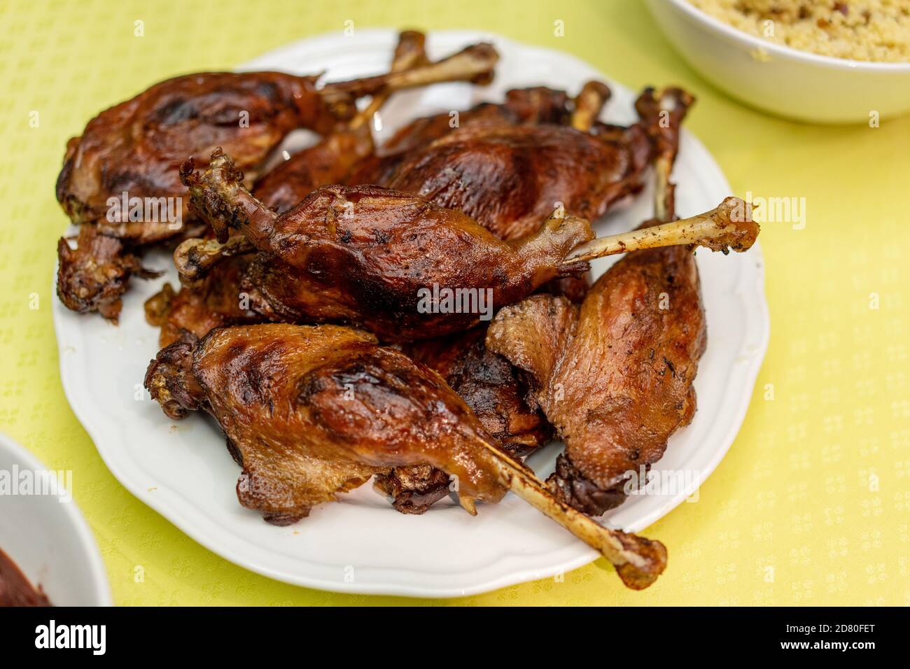 st Martin's day Martini Goose jambes sur la table familiale Banque D'Images