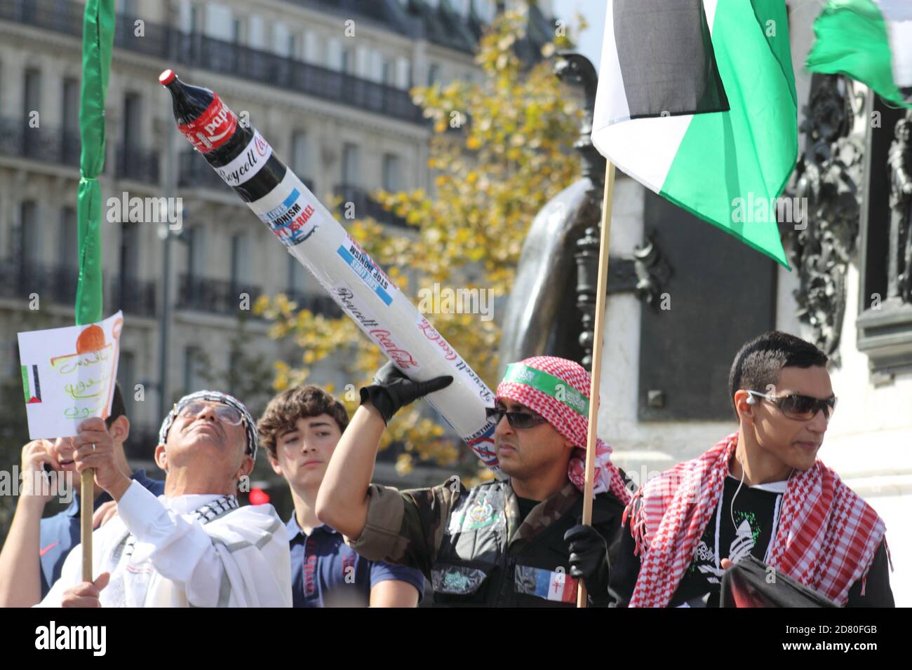 des-partisans-du-peuple-palestinien-se-sont-r-unis-sur-la-place-de-la
