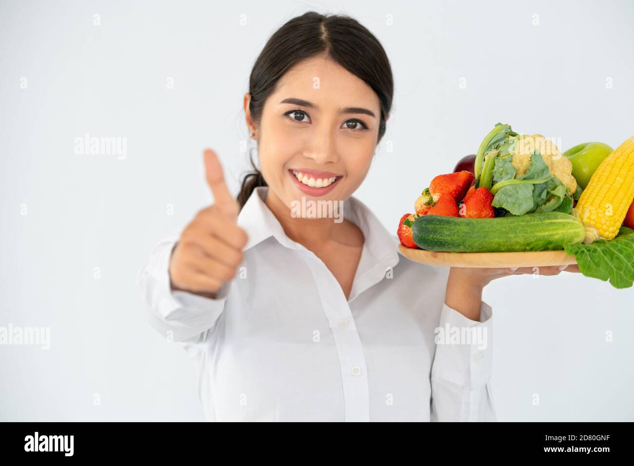 Femme nutritionniste présentant un régime alimentaire de fruits et légumes pour le contrôle du cholestérol montrant la sensibilisation et la prévention des maladies cardiaques. En bonne santé Banque D'Images