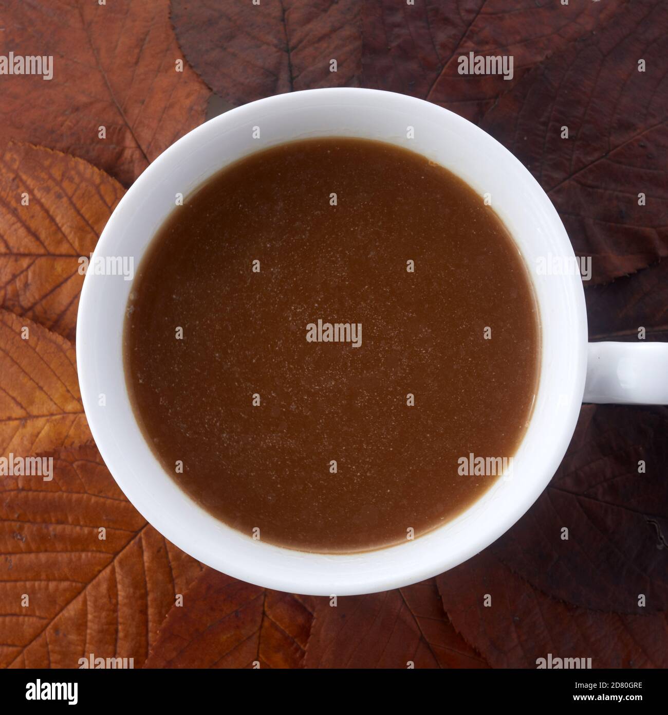 Tasse de café avec feuilles d'automne. Décoration d'automne, ambiance d'automne Banque D'Images