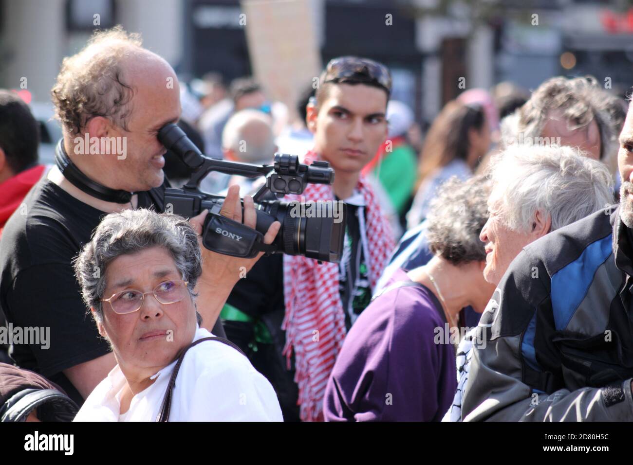 Des partisans du peuple palestinien se sont réunis sur la place de la République à Paris le 31 août 2014 pour dénoncer la colonisation des territoires palestiniens Banque D'Images