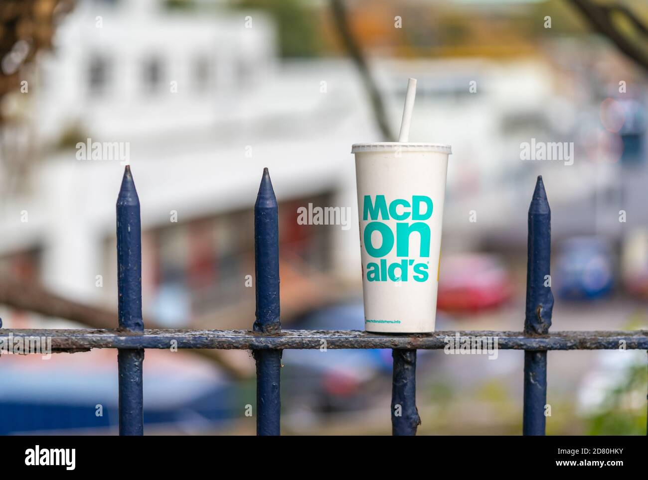 La corbeille de papier de la restauration rapide McDonald's et ses déchets sur une clôture en fer à Southampton, Angleterre, Royaume-Uni Banque D'Images