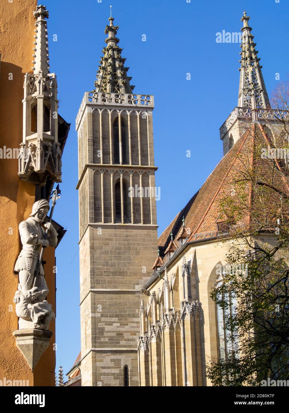 L'église de Rothenburg ob der Tauber St. Jakob et une image de Saint-Georges et du Dragon dans un coin de bâtiment Banque D'Images