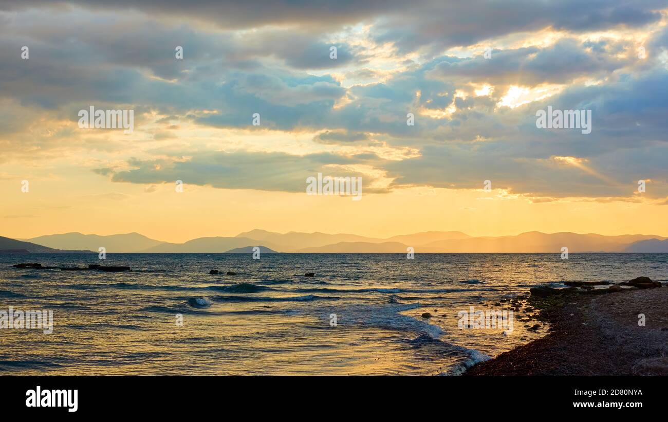 Vue sur la mer et les îles au coucher du soleil. Île d'Aegina, Grèce. Paysage grec Banque D'Images