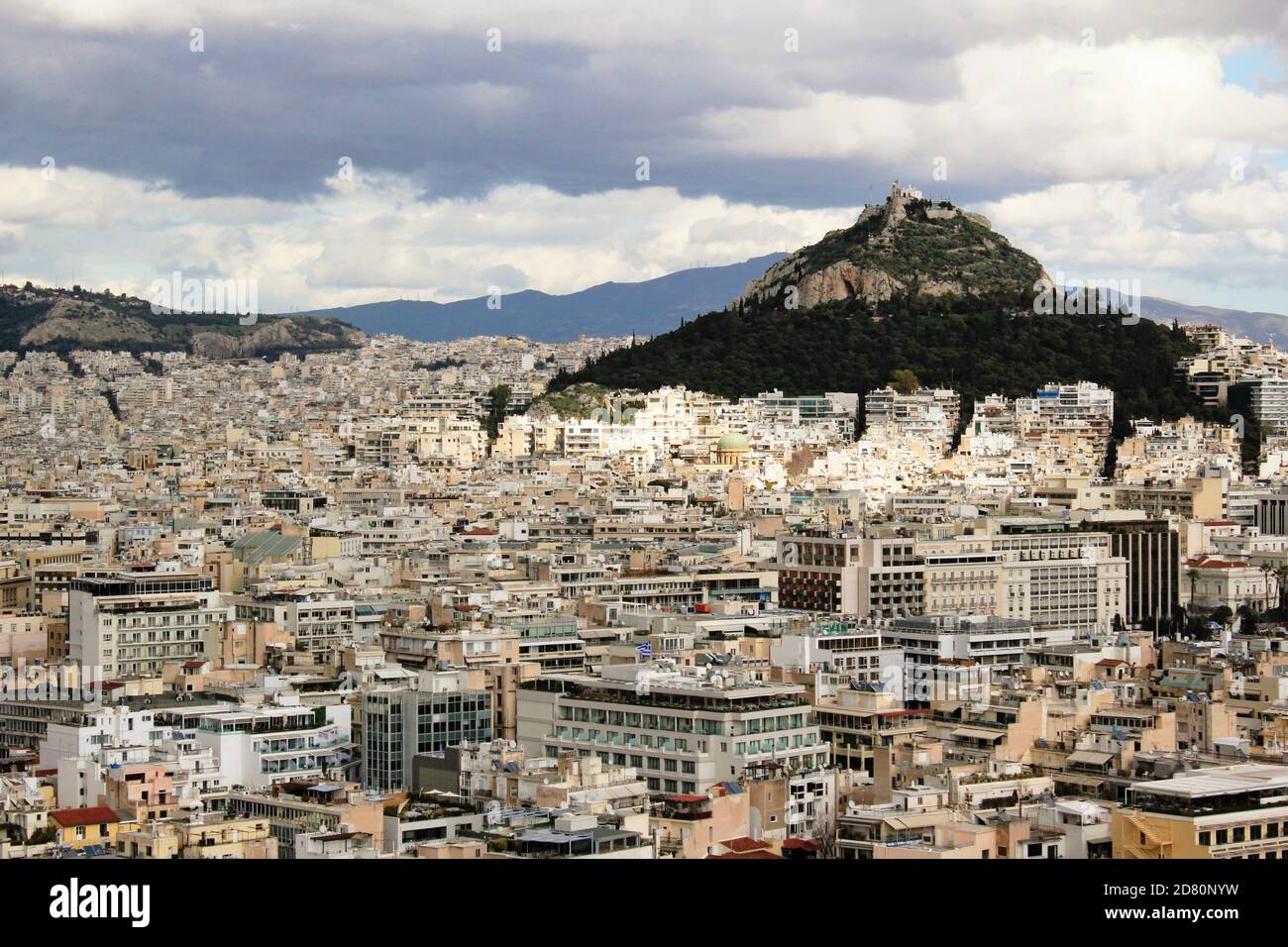 Grèce, vue partielle sur la ville d'Athènes depuis la colline de l'Acropole avec la colline du Lycabette en arrière-plan. Banque D'Images