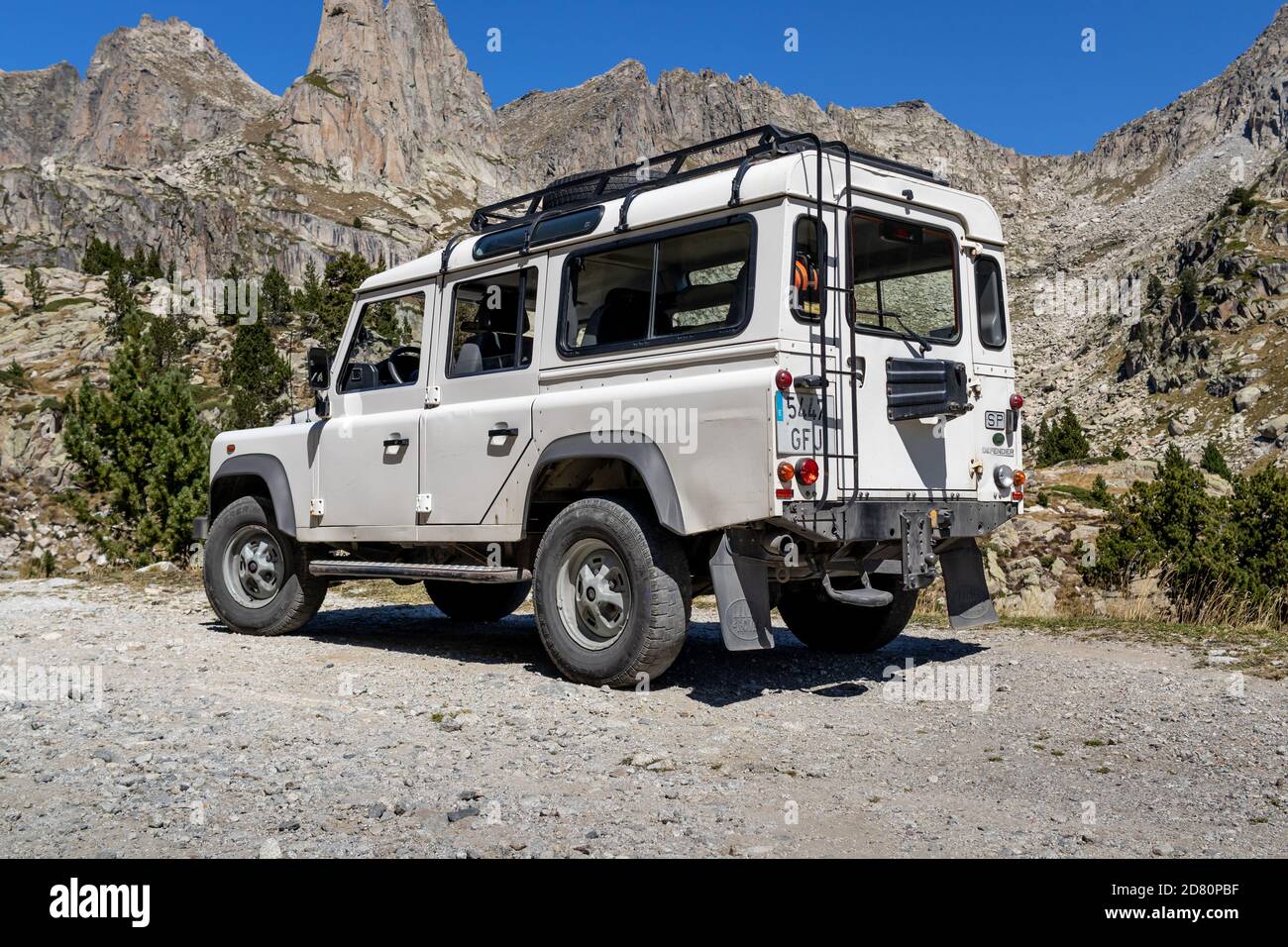 ESPOT, ESPAGNE-5 SEPTEMBRE 2020 : Land Rover Defender 110 Station wagon debout sur une route de montagne (vue arrière) Banque D'Images