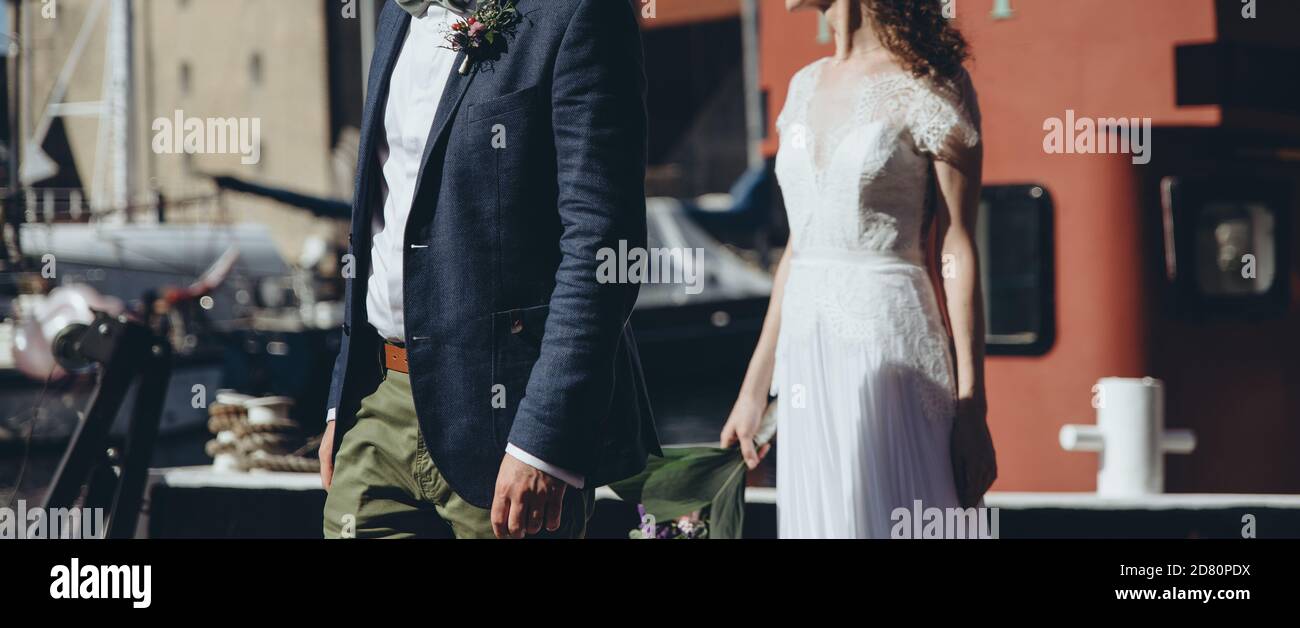 Couple de mariage célébrant ensemble le joyeux jour de mariage. Concept d'agence de mariage. Banque D'Images Couple de mariage célébrant ensemble le joyeux jour de mariage. Concept d'agence de mariage. Banque D'Images