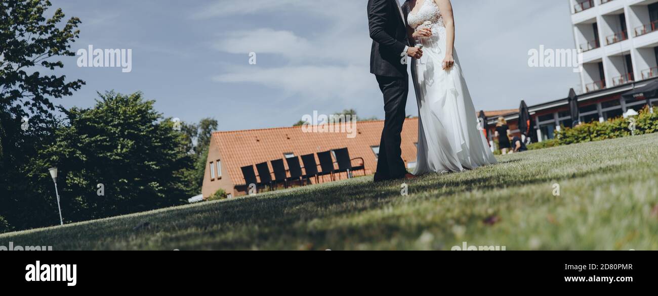 Suivez la belle mariée. Couple de mariage marchant ensemble. Banque D'Images Suivez la belle mariée. Couple de mariage marchant ensemble. Banque D'Images
