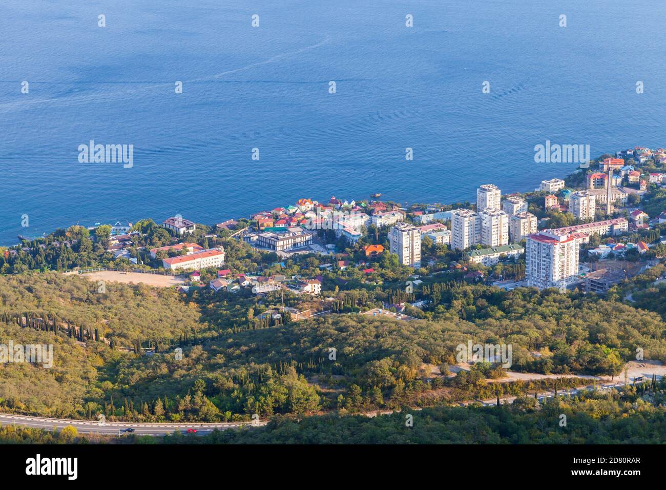 Foros, paysage côtier avec mer Noire et village urbain dans la municipalité de Yalta, Crimée Banque D'Images