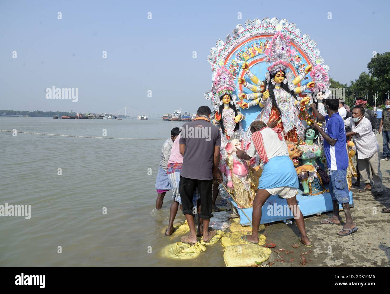 Kolkata, Inde. 26 octobre 2020. Les passionnés immergent Durga Idol dans la rivière Ganges au cours du dernier jour du festival de Durga Puja. (Photo de Ved Prakash/Pacific Press) Credit: Pacific Press Media production Corp./Alay Live News Banque D'Images